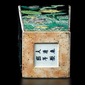 Vaso a sezione quadrata in porcellana Famiglia Nera con decoro di rami in fiore, Cina, Dinastia Qing, XIX secolo  - Asta Fine chinese works of art - Associazione Nazionale - Case d'Asta italiane