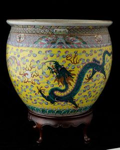 Importante coppia di cachepots in porcellana a smalti policromi con figure di draghi tra le nuvole su fondo giallo e Koi fish, Cina, Dinastia Qing, epoca Guangxu (1875-1912)  - Asta Fine chinese works of art - Associazione Nazionale - Case d'Asta italiane