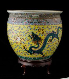 Importante coppia di cachepots in porcellana a smalti policromi con figure di draghi tra le nuvole su fondo giallo e Koi fish, Cina, Dinastia Qing, epoca Guangxu (1875-1912)  - Asta Fine chinese works of art - Associazione Nazionale - Case d'Asta italiane