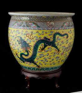 Importante coppia di cachepots in porcellana a smalti policromi con figure di draghi tra le nuvole su fondo giallo e Koi fish, Cina, Dinastia Qing, epoca Guangxu (1875-1912)  - Asta Fine chinese works of art - Associazione Nazionale - Case d'Asta italiane