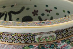 Importante coppia di cachepots in porcellana a smalti policromi con figure di draghi tra le nuvole su fondo giallo e Koi fish, Cina, Dinastia Qing, epoca Guangxu (1875-1912)  - Asta Fine chinese works of art - Associazione Nazionale - Case d'Asta italiane