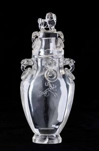 Vaso scolpito in cristallo di rocca con presa del coperchio a foggia di leone e anse ad anello con mascheroni, Cina, Dinastia Qing, XIX secolo  - Asta Fine chinese works of art - Associazione Nazionale - Case d'Asta italiane