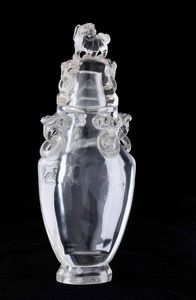 Vaso scolpito in cristallo di rocca con presa del coperchio a foggia di leone e anse ad anello con mascheroni, Cina, Dinastia Qing, XIX secolo  - Asta Fine chinese works of art - Associazione Nazionale - Case d'Asta italiane