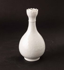 Lotto composto da un piccolo vaso in porcellana monocroma blu, uno a smalti policromi con mascheroni e decoro a fiori di loto su fondo giallo e un candeliere in porcellana monocroma Celadon con decori incisi e bocca a foggia di fiore di loto,Cina, Dinastia Qing, XIX secolo  - Asta Fine chinese works of art - Associazione Nazionale - Case d'Asta italiane