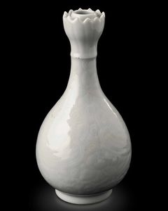 Lotto composto da un piccolo vaso in porcellana monocroma blu, uno a smalti policromi con mascheroni e decoro a fiori di loto su fondo giallo e un candeliere in porcellana monocroma Celadon con decori incisi e bocca a foggia di fiore di loto,Cina, Dinastia Qing, XIX secolo  - Asta Fine chinese works of art - Associazione Nazionale - Case d'Asta italiane