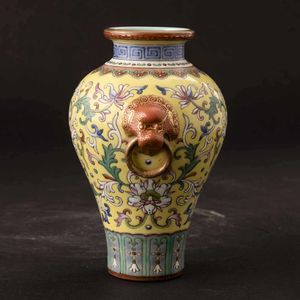 Lotto composto da un piccolo vaso in porcellana monocroma blu, uno a smalti policromi con mascheroni e decoro a fiori di loto su fondo giallo e un candeliere in porcellana monocroma Celadon con decori incisi e bocca a foggia di fiore di loto,Cina, Dinastia Qing, XIX secolo  - Asta Fine chinese works of art - Associazione Nazionale - Case d'Asta italiane