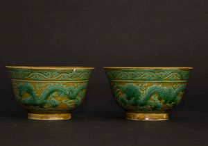 Due piccole ciotole in porcellana a smalti Sancai con figure di draghi, Cina, Dinastia Qing, marca e del periodo Guangxu (1875-1908)  - Asta Fine chinese works of art - Associazione Nazionale - Case d'Asta italiane