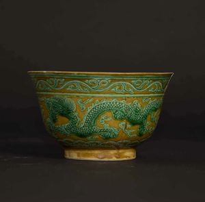 Due piccole ciotole in porcellana a smalti Sancai con figure di draghi, Cina, Dinastia Qing, marca e del periodo Guangxu (1875-1908)  - Asta Fine chinese works of art - Associazione Nazionale - Case d'Asta italiane