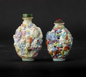 Due snuff bottles in porcellana con figure di immortali a rilievo, Cina, Dinastia Qing, epoca Jiaqing (1796-1820)  - Asta Fine chinese works of art - Associazione Nazionale - Case d'Asta italiane