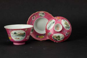 Piccola ciotola con coperchio e piattino in porcellana con raffigurazioni di paesaggio entro riserve, Cina, Repubblica, XX secolo  - Asta Fine chinese works of art - Associazione Nazionale - Case d'Asta italiane