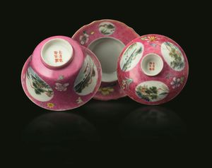 Piccola ciotola con coperchio e piattino in porcellana con raffigurazioni di paesaggio entro riserve, Cina, Repubblica, XX secolo  - Asta Fine chinese works of art - Associazione Nazionale - Case d'Asta italiane