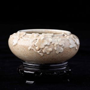 Sciacquapennelli circolare con decori floreali a rilievo in porcellana Guan, Cina, Dinastia Qing, XIX secolo  - Asta Fine chinese works of art - Associazione Nazionale - Case d'Asta italiane