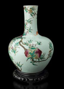 Grande e importante vaso Tianqiuping in porcellana con decoro di pesche e pipistrelli, Cina, Dinastia Qing, epoca Guangxu (1875-1908)  - Asta Fine chinese works of art - Associazione Nazionale - Case d'Asta italiane