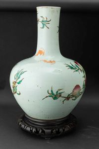 Grande e importante vaso Tianqiuping in porcellana con decoro di pesche e pipistrelli, Cina, Dinastia Qing, epoca Guangxu (1875-1908)  - Asta Fine chinese works of art - Associazione Nazionale - Case d'Asta italiane