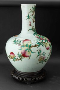Grande e importante vaso Tianqiuping in porcellana con decoro di pesche e pipistrelli, Cina, Dinastia Qing, epoca Guangxu (1875-1908)  - Asta Fine chinese works of art - Associazione Nazionale - Case d'Asta italiane