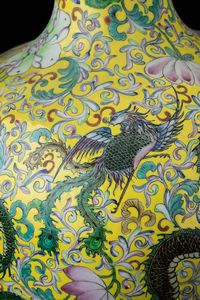 Vaso Tianqiuping in porcellana con decori floreali e figure di draghi su fondo giallo, Cina, Dinastia Qing, XIX secolo  - Asta Fine chinese works of art - Associazione Nazionale - Case d'Asta italiane