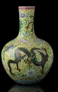 Vaso Tianqiuping in porcellana con decori floreali e figure di draghi su fondo giallo, Cina, Dinastia Qing, XIX secolo  - Asta Fine chinese works of art - Associazione Nazionale - Case d'Asta italiane