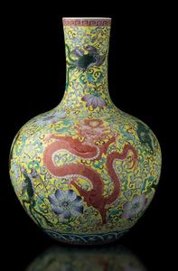 Vaso Tianqiuping in porcellana con decori floreali e figure di draghi su fondo giallo, Cina, Dinastia Qing, XIX secolo  - Asta Fine chinese works of art - Associazione Nazionale - Case d'Asta italiane