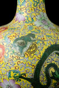 Vaso Tianqiuping in porcellana con decori floreali e figure di draghi su fondo giallo, Cina, Dinastia Qing, XIX secolo  - Asta Fine chinese works of art - Associazione Nazionale - Case d'Asta italiane
