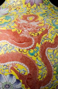 Vaso Tianqiuping in porcellana con decori floreali e figure di draghi su fondo giallo, Cina, Dinastia Qing, XIX secolo  - Asta Fine chinese works of art - Associazione Nazionale - Case d'Asta italiane