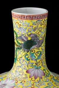 Vaso Tianqiuping in porcellana con decori floreali e figure di draghi su fondo giallo, Cina, Dinastia Qing, XIX secolo  - Asta Fine chinese works of art - Associazione Nazionale - Case d'Asta italiane
