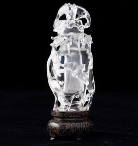 Piccolo vaso scolpito in cristallo di rocca con coperchio e decoro a rilievo e a traforo raffigurante draghetti e pipistrelli, Cina, Dinastia Qing, XIX secolo  - Asta Fine chinese works of art - Associazione Nazionale - Case d'Asta italiane