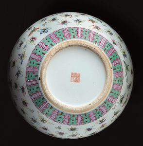 Vaso Tianqiuping in porcellana con decoro di farfalle, Cina, Dinastia Qing, XIX secolo  - Asta Fine chinese works of art - Associazione Nazionale - Case d'Asta italiane