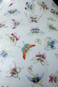 Vaso Tianqiuping in porcellana con decoro di farfalle, Cina, Dinastia Qing, XIX secolo  - Asta Fine chinese works of art - Associazione Nazionale - Case d'Asta italiane