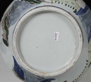 Vaso Hu in porcellana con anse sagomate raffigurante saggi e fanciulli entro paesaggio, Cina, Dinastia Qing, epoca Kangxi (1662-1722)  - Asta Fine chinese works of art - Associazione Nazionale - Case d'Asta italiane