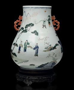 Vaso Hu in porcellana con anse sagomate raffigurante saggi e fanciulli entro paesaggio, Cina, Dinastia Qing, epoca Kangxi (1662-1722)  - Asta Fine chinese works of art - Associazione Nazionale - Case d'Asta italiane