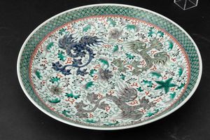 Grande piatto in porcellana Famiglia Verde con draghi e decori floreali, Cina, Dinastia Qing, epoca Guangxu (1875-1908)  - Asta Fine chinese works of art - Associazione Nazionale - Case d'Asta italiane