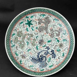 Grande piatto in porcellana Famiglia Verde con draghi e decori floreali, Cina, Dinastia Qing, epoca Guangxu (1875-1908)  - Asta Fine chinese works of art - Associazione Nazionale - Case d'Asta italiane