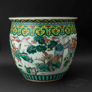 Cachepot in porcellana Famiglia Verde raffigurante scontro tra cavalieri e figure di koi fish all'interno, Cina, Dinastia Qing, epoca Daoguang (1821-1850)  - Asta Fine chinese works of art - Associazione Nazionale - Case d'Asta italiane