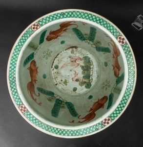Cachepot in porcellana Famiglia Verde raffigurante scontro tra cavalieri e figure di koi fish all'interno, Cina, Dinastia Qing, epoca Daoguang (1821-1850)  - Asta Fine chinese works of art - Associazione Nazionale - Case d'Asta italiane