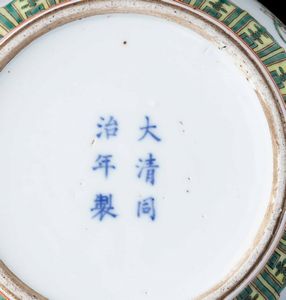 Vaso globulare in porcellana nei toni della Famiglia Verde con decoro a fiori di loto e simboli taoisti, Cina, Dinastia Qing, XIX secolo  - Asta Fine chinese works of art - Associazione Nazionale - Case d'Asta italiane
