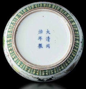 Vaso globulare in porcellana nei toni della Famiglia Verde con decoro a fiori di loto e simboli taoisti, Cina, Dinastia Qing, XIX secolo  - Asta Fine chinese works of art - Associazione Nazionale - Case d'Asta italiane