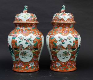 Coppia di grandi potiches in porcellana con soggetti naturalistici entro riserve su fondo arancio, Cina, Dinastia Qing, XIX secolo  - Asta Fine chinese works of art - Associazione Nazionale - Case d'Asta italiane