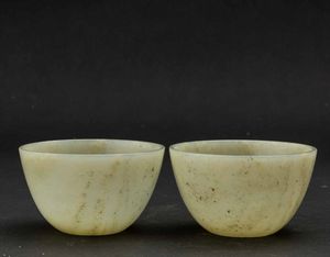 Due piccole coppe scolpite in giada Celadon, Cina, Dinastia Qing, marca e del periodo Qianlong (1736-1796)  - Asta Fine chinese works of art - Associazione Nazionale - Case d'Asta italiane