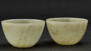 Due piccole coppe scolpite in giada Celadon, Cina, Dinastia Qing, marca e del periodo Qianlong (1736-1796)  - Asta Fine chinese works of art - Associazione Nazionale - Case d'Asta italiane