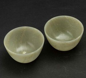 Due piccole coppe scolpite in giada Celadon, Cina, Dinastia Qing, marca e del periodo Qianlong (1736-1796)  - Asta Fine chinese works of art - Associazione Nazionale - Case d'Asta italiane