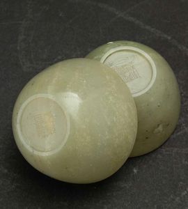 Due piccole coppe scolpite in giada Celadon, Cina, Dinastia Qing, marca e del periodo Qianlong (1736-1796)  - Asta Fine chinese works of art - Associazione Nazionale - Case d'Asta italiane