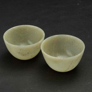 Due piccole coppe scolpite in giada Celadon, Cina, Dinastia Qing, marca e del periodo Qianlong (1736-1796)  - Asta Fine chinese works of art - Associazione Nazionale - Case d'Asta italiane