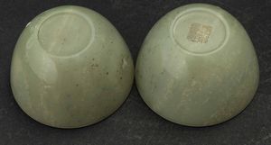 Due piccole coppe scolpite in giada Celadon, Cina, Dinastia Qing, marca e del periodo Qianlong (1736-1796)  - Asta Fine chinese works of art - Associazione Nazionale - Case d'Asta italiane