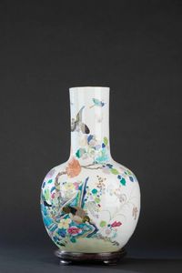 Vaso in porcellana raffigurante paesaggio con volatili e rami fioriti, Cina, Dinastia Qing, epoca Qianlong (1736-1796)  - Asta Fine chinese works of art - Associazione Nazionale - Case d'Asta italiane