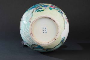 Vaso in porcellana raffigurante paesaggio con volatili e rami fioriti, Cina, Dinastia Qing, epoca Qianlong (1736-1796)  - Asta Fine chinese works of art - Associazione Nazionale - Case d'Asta italiane