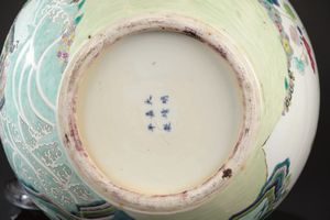 Vaso in porcellana raffigurante paesaggio con volatili e rami fioriti, Cina, Dinastia Qing, epoca Qianlong (1736-1796)  - Asta Fine chinese works of art - Associazione Nazionale - Case d'Asta italiane