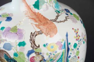 Vaso in porcellana raffigurante paesaggio con volatili e rami fioriti, Cina, Dinastia Qing, epoca Qianlong (1736-1796)  - Asta Fine chinese works of art - Associazione Nazionale - Case d'Asta italiane