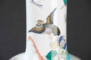 Vaso in porcellana raffigurante paesaggio con volatili e rami fioriti, Cina, Dinastia Qing, epoca Qianlong (1736-1796)  - Asta Fine chinese works of art - Associazione Nazionale - Case d'Asta italiane