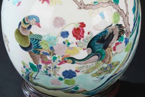 Vaso in porcellana raffigurante paesaggio con volatili e rami fioriti, Cina, Dinastia Qing, epoca Qianlong (1736-1796)  - Asta Fine chinese works of art - Associazione Nazionale - Case d'Asta italiane