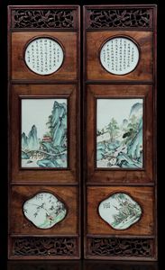 Quattro importanti pannelli con placche in porcellana finemente dipinte e raffiguranti paesaggi, iscrizioni e soggetti naturalistici, Cina, Dinastia Qing, XIX secolo  - Asta Fine chinese works of art - Associazione Nazionale - Case d'Asta italiane